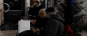 Photo de rue couple age terrasse obernai decembre