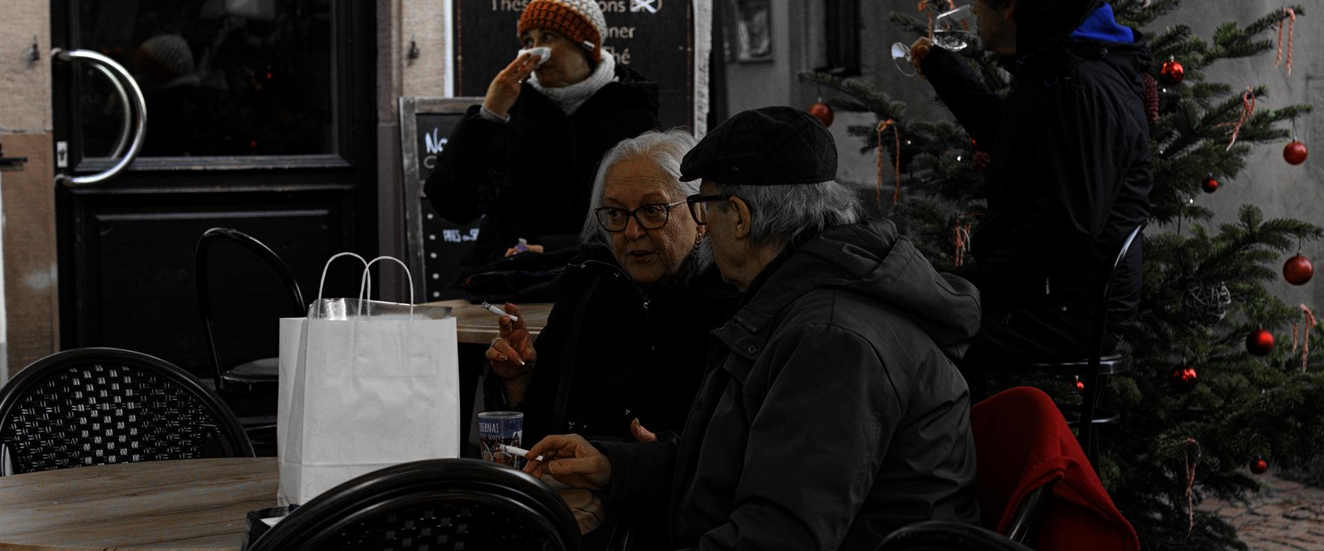 Photo de rue couple age terrasse obernai decembre