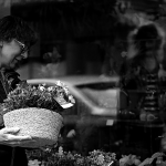 Photo humaniste fleuriste devant sa vitrine obernai decembre