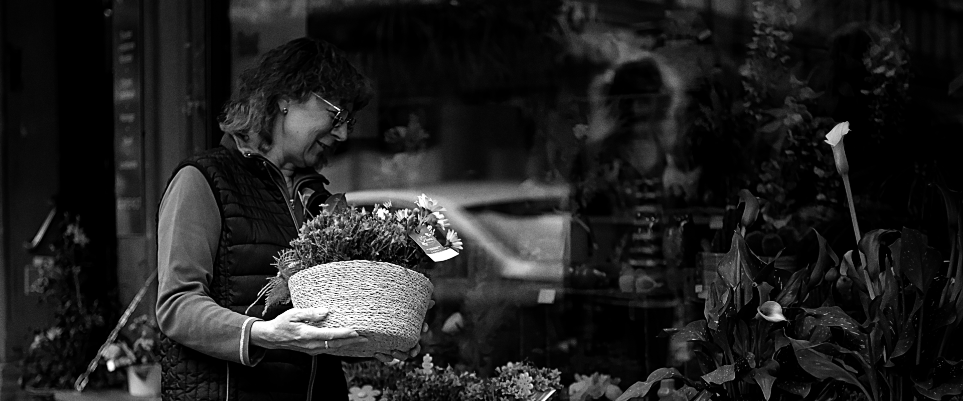 Photo humaniste fleuriste devant sa vitrine obernai decembre